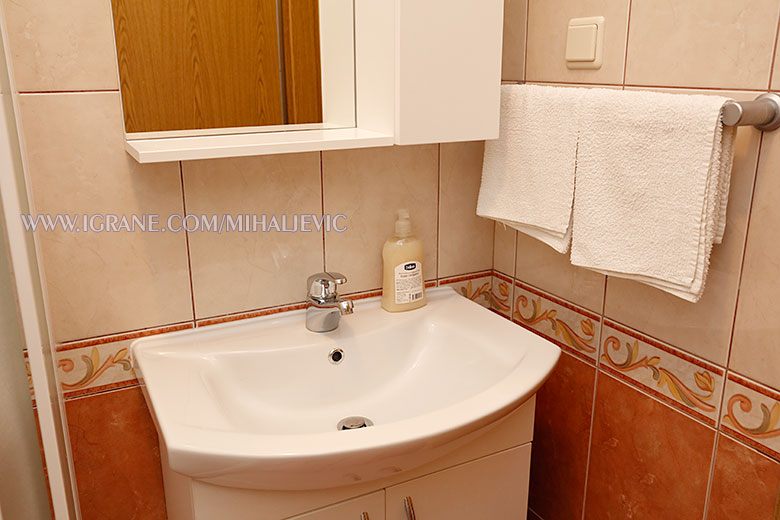 apartments Mihaljevi, Igrane - bathroom