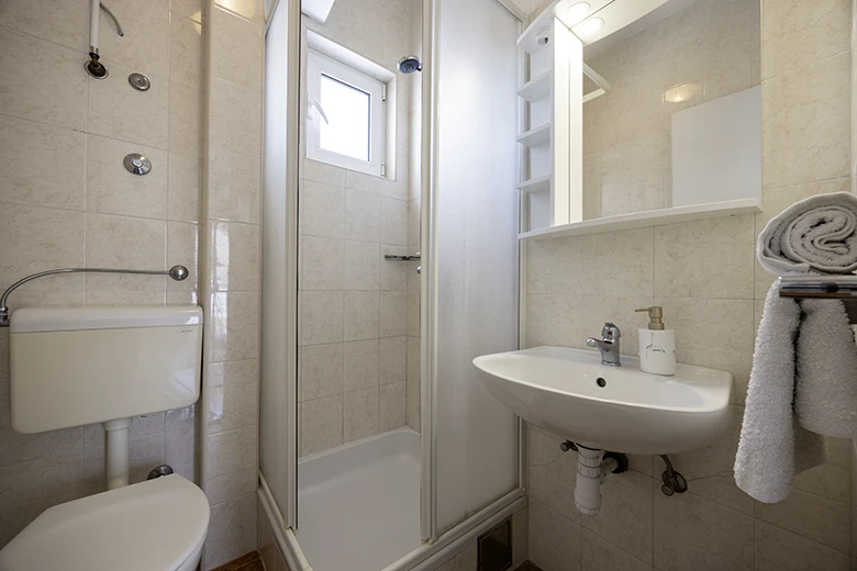 Apartments Grgo Talijančić, Igrane - bathroom