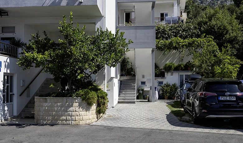 Apartments Grgo Talijančić, Igrane - house 1, entrance
