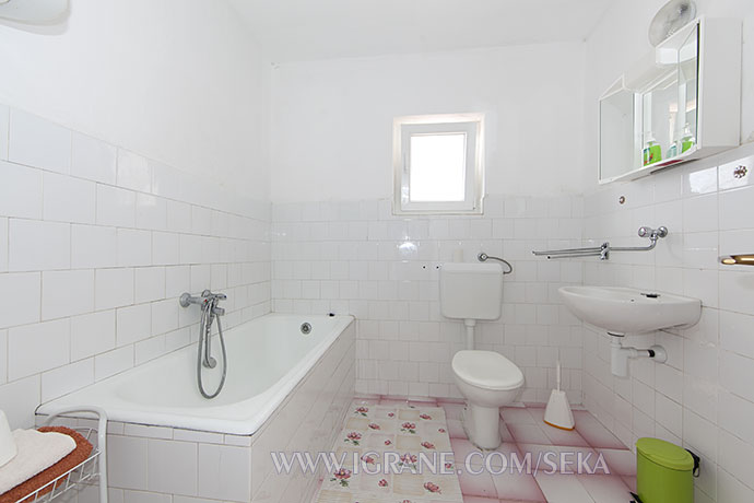 apartment Seka, Igrane - spacious bathroom